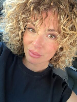 Émilie Fiorelli Instagram - À la petite fille qui détestait ses cheveux,
qui les tirait, les cachait, les rêvait “comme les autres”…

Ne t’inquiète pas
Tu auras ta revanche
Un jour, tu les aimeras
Un jour, tu comprendras qu’ils sont beaux, puissants, vivants 😍

Grâce à cette nouvelle génération de curly queens 
tu apprendras que ton naturel est ta force 💪🏼

Aujourd’hui, c’est toi grande qui serre fort la petite,
et tu peux lui dire : 

tu n’as plus besoin de te cacher 👸🏼