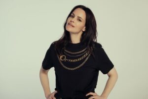 Emily Hampshire Instagram - Cancer Sucks - go buy one of these t-shirts —link in @what_the_trunk_jewels bio (scroll to read her story) 100% profits go directly to @mycancermychoices Also, these photos are by the brilliant @dennydenn ❤️ 📸