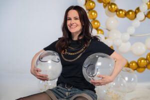Emily Hampshire Instagram - Cancer Sucks - go buy one of these t-shirts —link in @what_the_trunk_jewels bio (scroll to read her story) 100% profits go directly to @mycancermychoices Also, these photos are by the brilliant @dennydenn ❤️ 📸