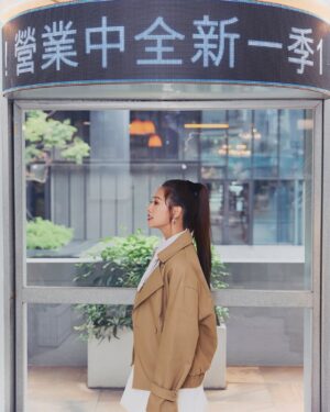 Emma Wu Instagram - 正式回歸我的家 @hi.comein 💕💕💕 
今天的我們長得好精緻！！！
#同意請給👍🏻👍🏻👍🏻
#我們又美又帥

🈺11/1起 
💕每週六 20:00 臺灣電視台
💕每週六 22:00 Netflix
💕每週日 20:00 八大綜合台
