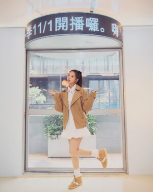 Emma Wu Instagram - 正式回歸我的家 @hi.comein 💕💕💕 
今天的我們長得好精緻！！！
#同意請給👍🏻👍🏻👍🏻
#我們又美又帥

🈺11/1起 
💕每週六 20:00 臺灣電視台
💕每週六 22:00 Netflix
💕每週日 20:00 八大綜合台