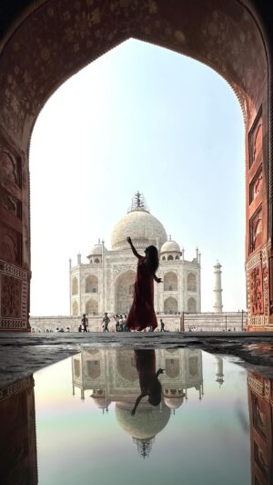 Emmanuelle Cureau Instagram - Papa , Maman j’ai visité Taj Mahal 🕌✨

Née dans le 15eme arrondissement de Marseille , les fameux quartiers nord de Marseille là où on dit que les chances sont limités , là où effectivement les rêves sont souvent brouillés. 

Moi la petite fille fragile et solitaire , je suis arrivée jusqu’ici .
Face à l’une des 7 merveilles du Monde , au nord de L’Inde . 

À vrai dire je ne serais pas vous dire comment j’ai fait , une succession d’opportunités, d’expériences , de rencontres qui m’ont amenée là , un chemin qui s’est construit pas à pas . 

Est ce que j’en avais toujours rêvé, très honnêtement même pas, je ne me suis jamais autorisé à voir jusqu’à là.

J’avais des idées précises de ce que je voulais dans la vie 
Mais à croire que j’avais visé trop petit . 

La vie m’a emmené sur un chemin différent de celui que j’avais idéalisé, j’ai compris aujourd’hui que c’était inévitablement celui qui m’était destiné. 

Merci Merci Merci ✨

• Voyage @namaste_voyages_en_inde_ ( invitation)