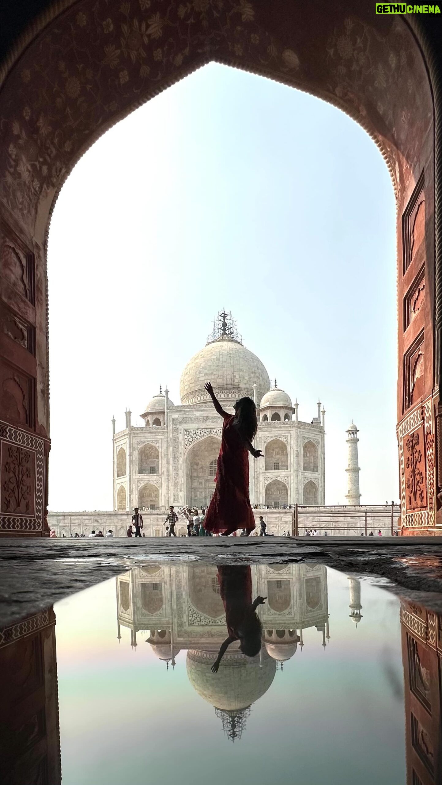 Emmanuelle Cureau - 7.7K Likes - Papa , Maman j’ai visité Taj Mahal 🕌✨

Née dans le 15eme arrondissement de Marseille , les fameux quartiers nord de Marseille là où on dit que les chances sont limités , là où effectivement les rêves sont souvent brouillés. 

Moi la petite fille fragile et solitaire , je suis arrivée jusqu’ici .
Face à l’une des 7 merveilles du Monde , au nord de L’Inde . 

À vrai dire je ne serais pas vous dire comment j’ai fait , une succession d’opportunités, d’expériences , de rencontres qui m’ont amenée là , un chemin qui s’est construit pas à pas . 

Est ce que j’en avais toujours rêvé, très honnêtement même pas, je ne me suis jamais autorisé à voir jusqu’à là.

J’avais des idées précises de ce que je voulais dans la vie 
Mais à croire que j’avais visé trop petit . 

La vie m’a emmené sur un chemin différent de celui que j’avais idéalisé, j’ai compris aujourd’hui que c’était inévitablement celui qui m’était destiné. 

Merci Merci Merci ✨

• Voyage @namaste_voyages_en_inde_ ( invitation)
