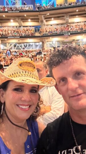 Érika Villalobos Instagram - Viajecito que hicimos a #Jacksonville para ver a la maravillosa @shaniatwain , una top en mi vida.
Un ✔️más en nuestro recorrido musical @erik.zapata . 
💫