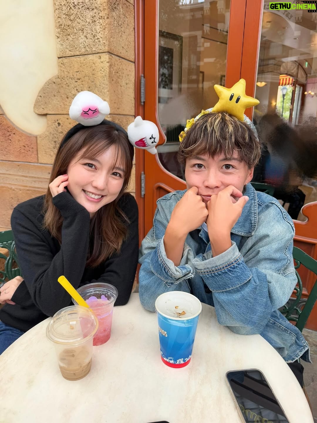 Erina Mano - 25.9K Likes - 摩也と3年ぶりに会えました！🥳
.
.
摩也はINAC神戸に所属しているから
大阪に旅行に行くよ〜！と連絡をしてみたら
ちょうどオフが合ったので一緒にユニバへ✨
すごく久しぶりに会えたんだけど全然久しぶりな感じがしなくて
とにかく会えたことが嬉しかった😭🧡
人見知りをしやすい👶🏻は摩也と会うの初めてなのに
あっという間に懐いてたくさん遊んでもらえてとっても楽しそうでした🤭
.
.
ユニバはなかなか行く機会がないから
パーク内を歩いているだけで新鮮でワクワクしたなぁ〜🫧
みんなでカチューシャを選んでつけたり
ボールを投げたりコインをお皿に乗せるゲームに挑戦して大爆笑したり
(夫がスヌーピーのぬいぐるみ2つゲットしてくれた😳👏🏻)
ニンテンドーエリアに入ったらキノピオに会えて写真撮ってもらえたり
ウォーターワールドは迫力満点で面白かったしご飯も美味しかったし
摩也が来てくれたおかげでホラーナイトも楽しめました👻🌙
(夫と👶🏻はゾンビが来ないところで待っててくれました😌)
.
.
6年前のスペインのラ・コルーニャという街での出会いが
今もこうして続いていることが嬉しい！✨
次はどこで会えるかな？？🤭
神戸にも遊びに行きたいな！
#家族旅行
#大阪旅行
#ユニバーサルスタジオジャパン 
#USJ
#久しぶりの再会
#楽しかった