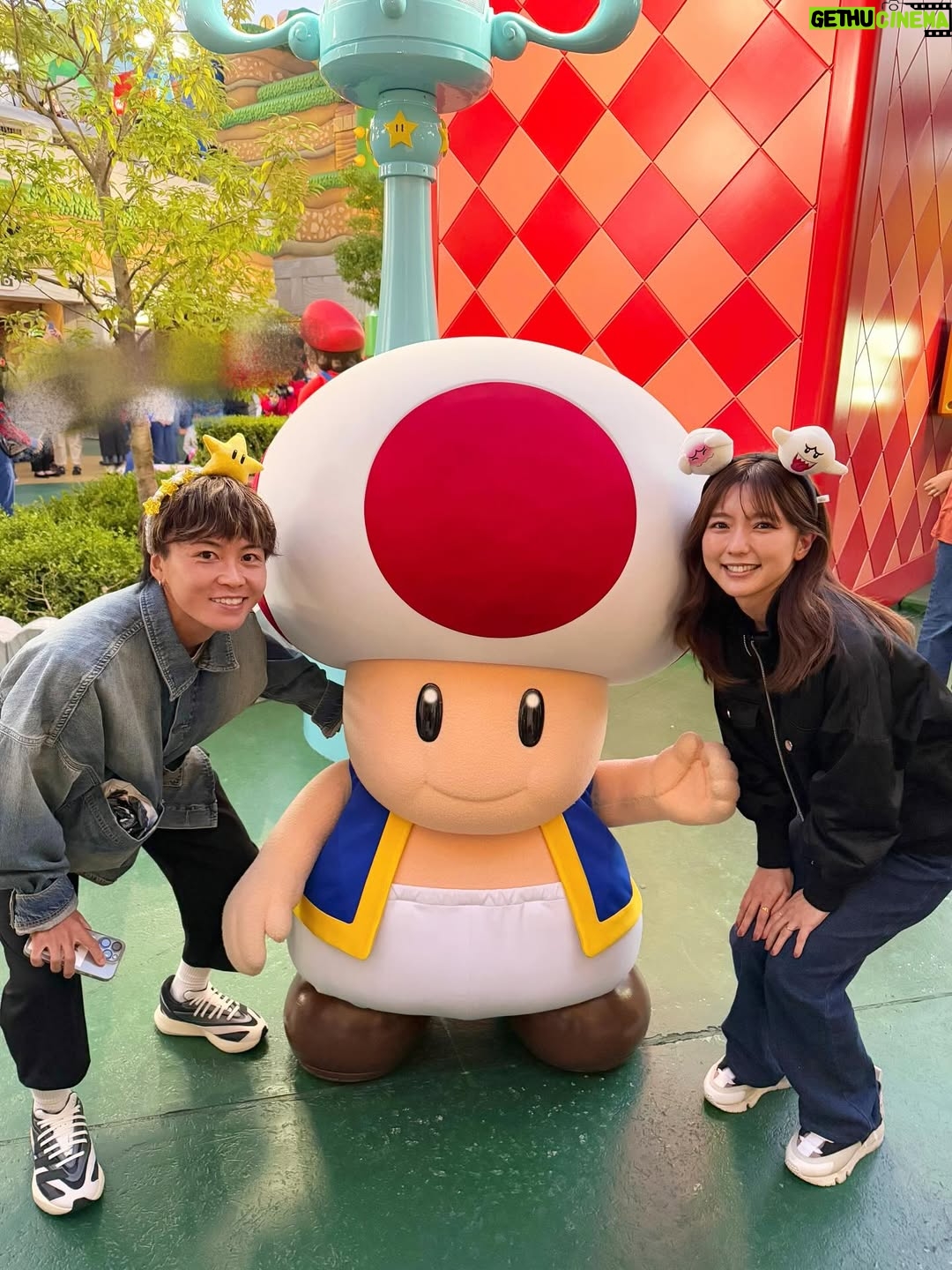Erina Mano - 25.9K Likes - 摩也と3年ぶりに会えました！🥳
.
.
摩也はINAC神戸に所属しているから
大阪に旅行に行くよ〜！と連絡をしてみたら
ちょうどオフが合ったので一緒にユニバへ✨
すごく久しぶりに会えたんだけど全然久しぶりな感じがしなくて
とにかく会えたことが嬉しかった😭🧡
人見知りをしやすい👶🏻は摩也と会うの初めてなのに
あっという間に懐いてたくさん遊んでもらえてとっても楽しそうでした🤭
.
.
ユニバはなかなか行く機会がないから
パーク内を歩いているだけで新鮮でワクワクしたなぁ〜🫧
みんなでカチューシャを選んでつけたり
ボールを投げたりコインをお皿に乗せるゲームに挑戦して大爆笑したり
(夫がスヌーピーのぬいぐるみ2つゲットしてくれた😳👏🏻)
ニンテンドーエリアに入ったらキノピオに会えて写真撮ってもらえたり
ウォーターワールドは迫力満点で面白かったしご飯も美味しかったし
摩也が来てくれたおかげでホラーナイトも楽しめました👻🌙
(夫と👶🏻はゾンビが来ないところで待っててくれました😌)
.
.
6年前のスペインのラ・コルーニャという街での出会いが
今もこうして続いていることが嬉しい！✨
次はどこで会えるかな？？🤭
神戸にも遊びに行きたいな！
#家族旅行
#大阪旅行
#ユニバーサルスタジオジャパン 
#USJ
#久しぶりの再会
#楽しかった