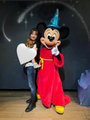 Erina Mano Instagram - 先月家族でお泊まりディズニーに行ったら
👶🏻がキャラクターを見つけては指さしたり
音楽に合わせて手を振ったりと楽しそうな姿をたくさん見ることができたから
夫がお休みの日じゃなくても2人で行っちゃおうかな〜🤭　って考え始めちゃって・・・
つい先日、本当に2人で行ってきちゃいました🏰🎈
.
.
一番の目的はミッキーとミニーに会いに行くこと🎀
どちらも40分待ちくらいで会うことができて
今回はびっくりして泣くこともなくバイバイできて
ミッキーもミニーもすごく優しくしてくれて嬉しかった〜❤️🤍
ミッキーの家で並んでいるときに後ろにいたファミリーの方が
「写真撮りましょうか？😊」と声をかけてくれてこともとっても嬉しかった😭✨(写真3枚目)
.
.
お昼の離乳食はトゥーンタウンにあるベビーセンターで🍽️
ベビーチェアに座って持ってきたベビーフードを食べながら
隣の子と顔を見合わせる瞬間があったりして
なんだかとっても微笑ましい空間でした🤭
離乳食を終えたら寝ちゃったので私のお昼ご飯タイム突入！
そのままトゥーンタウンで食べようかな〜と思っていたら
ちょうどパレードが通るタイミングで
👶🏻の寝顔とパレードを見ながら1人でのんびりチキンパオを食べてる時間が
今までにはなかったディズニーでの時間でなんだか感慨深かったな〜💭✨
.
.
お昼寝から起きたらまたシンデレラ城の辺りに戻って
花壇の周りを一緒に歩いてみたり
フォトキーのカメラマンさんを見つけたから
バルーンを持っているように見える写真を撮ってもらったり🎈
先月来た時に食べ忘れたメイプルパンプキンチュロスもしっかり食べて🎃
帰り際にラプンツェルやピグレット、ラビットとグリーティングもできました💜
滞在時間は5時間ないくらいだったけど
初めての2人でのディズニーランドはとっても楽しくて充実した時間を過ごせました🫧
.
.
今まではお出かけは夫が休みの日がほとんどだったけど
よく動くようになっていろいろな物に興味を持つようになってきたから
お家時間ばかりじゃなくて2人でもお出かけしてみようって思いました😌
まだまだ寝不足になる日や離乳食で悩んだりする時もあるけど
こうして一緒に過ごせる今を大切にしないとですね！✨
#ディズニーランド
#1歳3ヶ月
#親子ディズニー 
#楽しかった
#お出かけ
#また行きたい