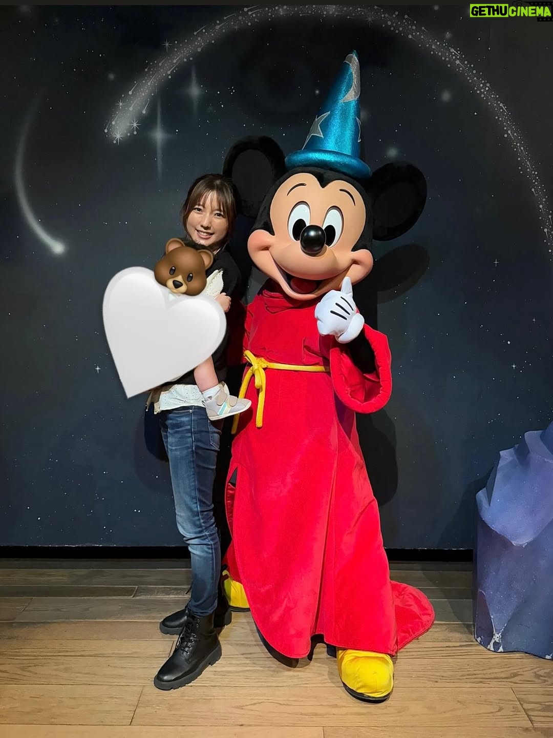 Erina Mano - 27K Likes - 先月家族でお泊まりディズニーに行ったら
👶🏻がキャラクターを見つけては指さしたり
音楽に合わせて手を振ったりと楽しそうな姿をたくさん見ることができたから
夫がお休みの日じゃなくても2人で行っちゃおうかな〜🤭　って考え始めちゃって・・・
つい先日、本当に2人で行ってきちゃいました🏰🎈
.
.
一番の目的はミッキーとミニーに会いに行くこと🎀
どちらも40分待ちくらいで会うことができて
今回はびっくりして泣くこともなくバイバイできて
ミッキーもミニーもすごく優しくしてくれて嬉しかった〜❤️🤍
ミッキーの家で並んでいるときに後ろにいたファミリーの方が
「写真撮りましょうか？😊」と声をかけてくれてこともとっても嬉しかった😭✨(写真3枚目)
.
.
お昼の離乳食はトゥーンタウンにあるベビーセンターで🍽️
ベビーチェアに座って持ってきたベビーフードを食べながら
隣の子と顔を見合わせる瞬間があったりして
なんだかとっても微笑ましい空間でした🤭
離乳食を終えたら寝ちゃったので私のお昼ご飯タイム突入！
そのままトゥーンタウンで食べようかな〜と思っていたら
ちょうどパレードが通るタイミングで
👶🏻の寝顔とパレードを見ながら1人でのんびりチキンパオを食べてる時間が
今までにはなかったディズニーでの時間でなんだか感慨深かったな〜💭✨
.
.
お昼寝から起きたらまたシンデレラ城の辺りに戻って
花壇の周りを一緒に歩いてみたり
フォトキーのカメラマンさんを見つけたから
バルーンを持っているように見える写真を撮ってもらったり🎈
先月来た時に食べ忘れたメイプルパンプキンチュロスもしっかり食べて🎃
帰り際にラプンツェルやピグレット、ラビットとグリーティングもできました💜
滞在時間は5時間ないくらいだったけど
初めての2人でのディズニーランドはとっても楽しくて充実した時間を過ごせました🫧
.
.
今まではお出かけは夫が休みの日がほとんどだったけど
よく動くようになっていろいろな物に興味を持つようになってきたから
お家時間ばかりじゃなくて2人でもお出かけしてみようって思いました😌
まだまだ寝不足になる日や離乳食で悩んだりする時もあるけど
こうして一緒に過ごせる今を大切にしないとですね！✨
#ディズニーランド
#1歳3ヶ月
#親子ディズニー 
#楽しかった
#お出かけ
#また行きたい