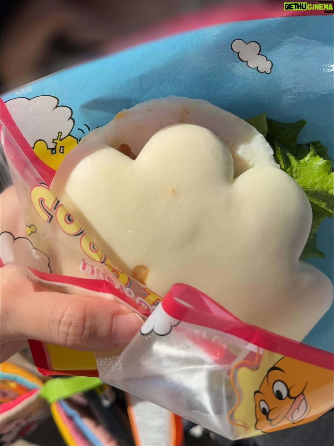 Erina Mano - 27K Likes - 先月家族でお泊まりディズニーに行ったら
👶🏻がキャラクターを見つけては指さしたり
音楽に合わせて手を振ったりと楽しそうな姿をたくさん見ることができたから
夫がお休みの日じゃなくても2人で行っちゃおうかな〜🤭　って考え始めちゃって・・・
つい先日、本当に2人で行ってきちゃいました🏰🎈
.
.
一番の目的はミッキーとミニーに会いに行くこと🎀
どちらも40分待ちくらいで会うことができて
今回はびっくりして泣くこともなくバイバイできて
ミッキーもミニーもすごく優しくしてくれて嬉しかった〜❤️🤍
ミッキーの家で並んでいるときに後ろにいたファミリーの方が
「写真撮りましょうか？😊」と声をかけてくれてこともとっても嬉しかった😭✨(写真3枚目)
.
.
お昼の離乳食はトゥーンタウンにあるベビーセンターで🍽️
ベビーチェアに座って持ってきたベビーフードを食べながら
隣の子と顔を見合わせる瞬間があったりして
なんだかとっても微笑ましい空間でした🤭
離乳食を終えたら寝ちゃったので私のお昼ご飯タイム突入！
そのままトゥーンタウンで食べようかな〜と思っていたら
ちょうどパレードが通るタイミングで
👶🏻の寝顔とパレードを見ながら1人でのんびりチキンパオを食べてる時間が
今までにはなかったディズニーでの時間でなんだか感慨深かったな〜💭✨
.
.
お昼寝から起きたらまたシンデレラ城の辺りに戻って
花壇の周りを一緒に歩いてみたり
フォトキーのカメラマンさんを見つけたから
バルーンを持っているように見える写真を撮ってもらったり🎈
先月来た時に食べ忘れたメイプルパンプキンチュロスもしっかり食べて🎃
帰り際にラプンツェルやピグレット、ラビットとグリーティングもできました💜
滞在時間は5時間ないくらいだったけど
初めての2人でのディズニーランドはとっても楽しくて充実した時間を過ごせました🫧
.
.
今まではお出かけは夫が休みの日がほとんどだったけど
よく動くようになっていろいろな物に興味を持つようになってきたから
お家時間ばかりじゃなくて2人でもお出かけしてみようって思いました😌
まだまだ寝不足になる日や離乳食で悩んだりする時もあるけど
こうして一緒に過ごせる今を大切にしないとですね！✨
#ディズニーランド
#1歳3ヶ月
#親子ディズニー 
#楽しかった
#お出かけ
#また行きたい