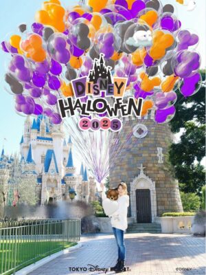 Erina Mano Instagram - 先月家族でお泊まりディズニーに行ったら
👶🏻がキャラクターを見つけては指さしたり
音楽に合わせて手を振ったりと楽しそうな姿をたくさん見ることができたから
夫がお休みの日じゃなくても2人で行っちゃおうかな〜🤭　って考え始めちゃって・・・
つい先日、本当に2人で行ってきちゃいました🏰🎈
.
.
一番の目的はミッキーとミニーに会いに行くこと🎀
どちらも40分待ちくらいで会うことができて
今回はびっくりして泣くこともなくバイバイできて
ミッキーもミニーもすごく優しくしてくれて嬉しかった〜❤️🤍
ミッキーの家で並んでいるときに後ろにいたファミリーの方が
「写真撮りましょうか？😊」と声をかけてくれてこともとっても嬉しかった😭✨(写真3枚目)
.
.
お昼の離乳食はトゥーンタウンにあるベビーセンターで🍽️
ベビーチェアに座って持ってきたベビーフードを食べながら
隣の子と顔を見合わせる瞬間があったりして
なんだかとっても微笑ましい空間でした🤭
離乳食を終えたら寝ちゃったので私のお昼ご飯タイム突入！
そのままトゥーンタウンで食べようかな〜と思っていたら
ちょうどパレードが通るタイミングで
👶🏻の寝顔とパレードを見ながら1人でのんびりチキンパオを食べてる時間が
今までにはなかったディズニーでの時間でなんだか感慨深かったな〜💭✨
.
.
お昼寝から起きたらまたシンデレラ城の辺りに戻って
花壇の周りを一緒に歩いてみたり
フォトキーのカメラマンさんを見つけたから
バルーンを持っているように見える写真を撮ってもらったり🎈
先月来た時に食べ忘れたメイプルパンプキンチュロスもしっかり食べて🎃
帰り際にラプンツェルやピグレット、ラビットとグリーティングもできました💜
滞在時間は5時間ないくらいだったけど
初めての2人でのディズニーランドはとっても楽しくて充実した時間を過ごせました🫧
.
.
今まではお出かけは夫が休みの日がほとんどだったけど
よく動くようになっていろいろな物に興味を持つようになってきたから
お家時間ばかりじゃなくて2人でもお出かけしてみようって思いました😌
まだまだ寝不足になる日や離乳食で悩んだりする時もあるけど
こうして一緒に過ごせる今を大切にしないとですね！✨
#ディズニーランド
#1歳3ヶ月
#親子ディズニー 
#楽しかった
#お出かけ
#また行きたい