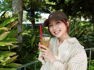 Erina Mano Instagram - 🏰💛
.
.
新しくなったクリスタルパレスレストラン
いろいろなレストランのメニューがあって嬉しかった🍽️
.
.
ジャングルカーニバルはどっちも挑戦したけど
丸太投げは入る気がしない🫠
成功したことある方いたらコツ教えてください！笑
ちなみに岳さんはボール転がしが得意で
これまでに3回挑戦して3回とも成功してます👏🏻
いつも冷静にサクッとクリアしてて羨ましい🥹
ちなみに私は今回初めてクリアできました！(動画撮ってない😂)
.
.
👶🏻は初めて会ったモンキーに足をツンツンされたら
びっくりして泣いてしまってモンキーも泣いちゃってた😂
私はモンキー大好きだからいつか好きになってほしいな🙈
#ディズニーランド
#いつかの休日
#お出かけ
#ジャングルカーニバル
