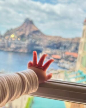 Erina Mano Instagram - お泊まりディズニー🫧
.
.
1日目は午後からランドへ🏰
夜はミラコスタの部屋からゆっくりビリーヴを見て
2日目のシーはお昼すぎまで🚢
パーク滞在時間は短かったけど
混んでない日だったからゆっくりお散歩できて
ミッキーとミニーにも会いにいけて
デイジーやチップとデールにスクルージ
他にもたくさんのキャラクターに会えて嬉しかった🥳
小さい頃に大好きで何回も乗っていたイッツ・ア・スモールワールドに
初めて子供と乗ることができて目をまん丸にしていろいろ見てる姿に
なんだか感慨深い気持ちになってじーんとしちゃった🥲✨
.
.
この日のことは本人の記憶には残らないだろうけど
たくさん写真や動画を撮ったから
大きくなったら見ながらこの時の話をしたいな😌
.
.
.
誕生日の投稿にたくさんのコメント本当にありがとうございます✨
ひとつひとつしっかり読んでたくさん元気もらいました！☺️
#休日
#ディズニー
#ディズニーランド
#ディズニーシー
#お泊まりディズニー
#ミラコスタ
#家族時間
#リフレッシュ