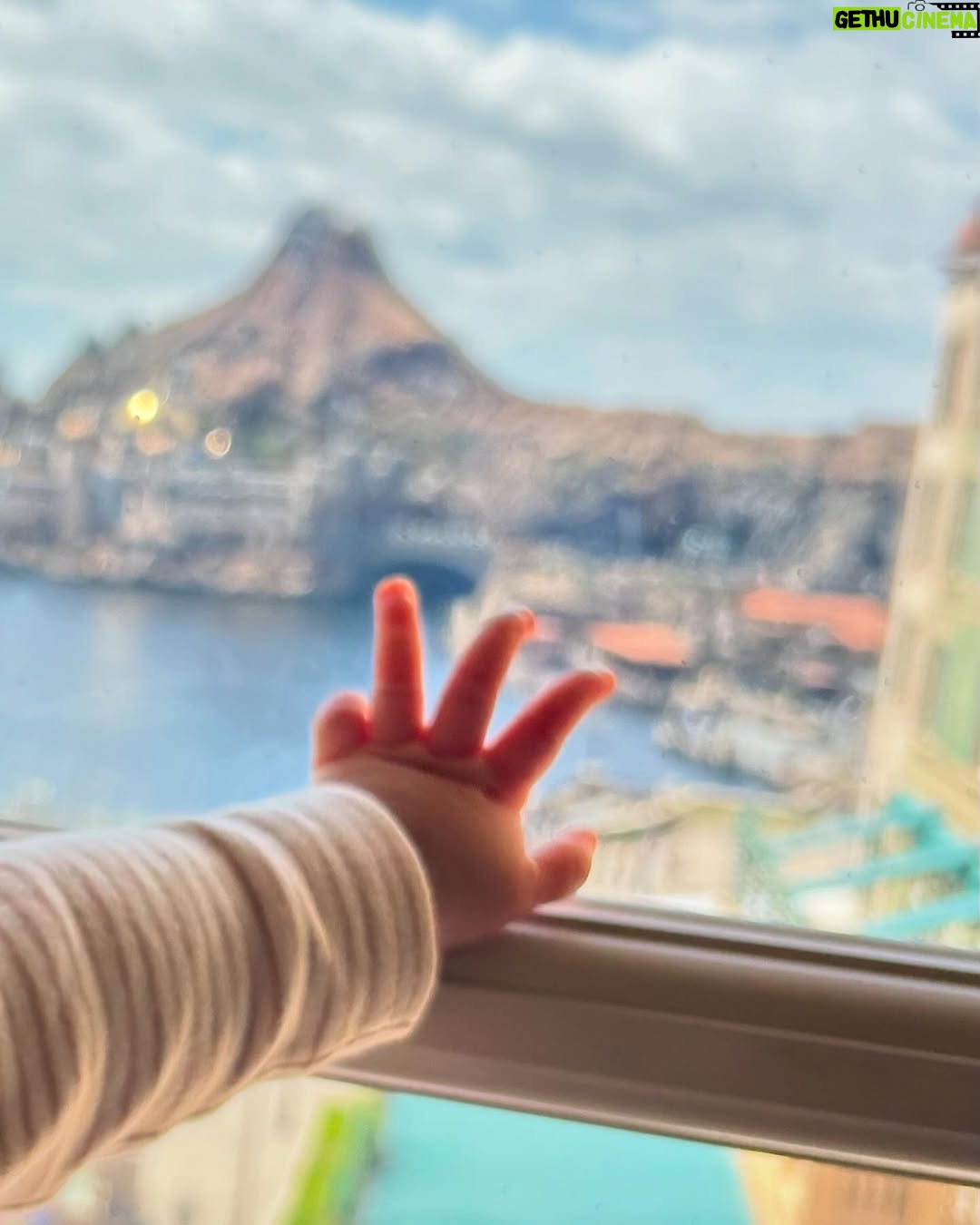 Erina Mano - 22.2K Likes - お泊まりディズニー🫧
.
.
1日目は午後からランドへ🏰
夜はミラコスタの部屋からゆっくりビリーヴを見て
2日目のシーはお昼すぎまで🚢
パーク滞在時間は短かったけど
混んでない日だったからゆっくりお散歩できて
ミッキーとミニーにも会いにいけて
デイジーやチップとデールにスクルージ
他にもたくさんのキャラクターに会えて嬉しかった🥳
小さい頃に大好きで何回も乗っていたイッツ・ア・スモールワールドに
初めて子供と乗ることができて目をまん丸にしていろいろ見てる姿に
なんだか感慨深い気持ちになってじーんとしちゃった🥲✨
.
.
この日のことは本人の記憶には残らないだろうけど
たくさん写真や動画を撮ったから
大きくなったら見ながらこの時の話をしたいな😌
.
.
.
誕生日の投稿にたくさんのコメント本当にありがとうございます✨
ひとつひとつしっかり読んでたくさん元気もらいました！☺️
#休日
#ディズニー
#ディズニーランド
#ディズニーシー
#お泊まりディズニー
#ミラコスタ
#家族時間
#リフレッシュ