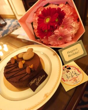 Erina Mano Instagram - お泊まりディズニー🫧
.
.
1日目は午後からランドへ🏰
夜はミラコスタの部屋からゆっくりビリーヴを見て
2日目のシーはお昼すぎまで🚢
パーク滞在時間は短かったけど
混んでない日だったからゆっくりお散歩できて
ミッキーとミニーにも会いにいけて
デイジーやチップとデールにスクルージ
他にもたくさんのキャラクターに会えて嬉しかった🥳
小さい頃に大好きで何回も乗っていたイッツ・ア・スモールワールドに
初めて子供と乗ることができて目をまん丸にしていろいろ見てる姿に
なんだか感慨深い気持ちになってじーんとしちゃった🥲✨
.
.
この日のことは本人の記憶には残らないだろうけど
たくさん写真や動画を撮ったから
大きくなったら見ながらこの時の話をしたいな😌
.
.
.
誕生日の投稿にたくさんのコメント本当にありがとうございます✨
ひとつひとつしっかり読んでたくさん元気もらいました！☺️
#休日
#ディズニー
#ディズニーランド
#ディズニーシー
#お泊まりディズニー
#ミラコスタ
#家族時間
#リフレッシュ