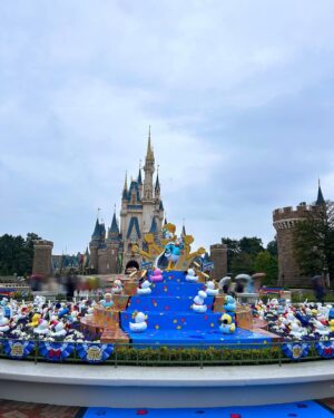 Erina Mano Instagram - お泊まりディズニー🫧
.
.
1日目は午後からランドへ🏰
夜はミラコスタの部屋からゆっくりビリーヴを見て
2日目のシーはお昼すぎまで🚢
パーク滞在時間は短かったけど
混んでない日だったからゆっくりお散歩できて
ミッキーとミニーにも会いにいけて
デイジーやチップとデールにスクルージ
他にもたくさんのキャラクターに会えて嬉しかった🥳
小さい頃に大好きで何回も乗っていたイッツ・ア・スモールワールドに
初めて子供と乗ることができて目をまん丸にしていろいろ見てる姿に
なんだか感慨深い気持ちになってじーんとしちゃった🥲✨
.
.
この日のことは本人の記憶には残らないだろうけど
たくさん写真や動画を撮ったから
大きくなったら見ながらこの時の話をしたいな😌
.
.
.
誕生日の投稿にたくさんのコメント本当にありがとうございます✨
ひとつひとつしっかり読んでたくさん元気もらいました！☺️
#休日
#ディズニー
#ディズニーランド
#ディズニーシー
#お泊まりディズニー
#ミラコスタ
#家族時間
#リフレッシュ