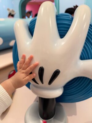 Erina Mano Instagram - 先月家族でお泊まりディズニーに行ったら
👶🏻がキャラクターを見つけては指さしたり
音楽に合わせて手を振ったりと楽しそうな姿をたくさん見ることができたから
夫がお休みの日じゃなくても2人で行っちゃおうかな〜🤭　って考え始めちゃって・・・
つい先日、本当に2人で行ってきちゃいました🏰🎈
.
.
一番の目的はミッキーとミニーに会いに行くこと🎀
どちらも40分待ちくらいで会うことができて
今回はびっくりして泣くこともなくバイバイできて
ミッキーもミニーもすごく優しくしてくれて嬉しかった〜❤️🤍
ミッキーの家で並んでいるときに後ろにいたファミリーの方が
「写真撮りましょうか？😊」と声をかけてくれてこともとっても嬉しかった😭✨(写真3枚目)
.
.
お昼の離乳食はトゥーンタウンにあるベビーセンターで🍽️
ベビーチェアに座って持ってきたベビーフードを食べながら
隣の子と顔を見合わせる瞬間があったりして
なんだかとっても微笑ましい空間でした🤭
離乳食を終えたら寝ちゃったので私のお昼ご飯タイム突入！
そのままトゥーンタウンで食べようかな〜と思っていたら
ちょうどパレードが通るタイミングで
👶🏻の寝顔とパレードを見ながら1人でのんびりチキンパオを食べてる時間が
今までにはなかったディズニーでの時間でなんだか感慨深かったな〜💭✨
.
.
お昼寝から起きたらまたシンデレラ城の辺りに戻って
花壇の周りを一緒に歩いてみたり
フォトキーのカメラマンさんを見つけたから
バルーンを持っているように見える写真を撮ってもらったり🎈
先月来た時に食べ忘れたメイプルパンプキンチュロスもしっかり食べて🎃
帰り際にラプンツェルやピグレット、ラビットとグリーティングもできました💜
滞在時間は5時間ないくらいだったけど
初めての2人でのディズニーランドはとっても楽しくて充実した時間を過ごせました🫧
.
.
今まではお出かけは夫が休みの日がほとんどだったけど
よく動くようになっていろいろな物に興味を持つようになってきたから
お家時間ばかりじゃなくて2人でもお出かけしてみようって思いました😌
まだまだ寝不足になる日や離乳食で悩んだりする時もあるけど
こうして一緒に過ごせる今を大切にしないとですね！✨
#ディズニーランド
#1歳3ヶ月
#親子ディズニー 
#楽しかった
#お出かけ
#また行きたい