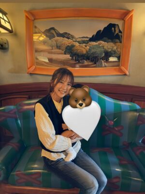 Erina Mano Instagram - 先月家族でお泊まりディズニーに行ったら
👶🏻がキャラクターを見つけては指さしたり
音楽に合わせて手を振ったりと楽しそうな姿をたくさん見ることができたから
夫がお休みの日じゃなくても2人で行っちゃおうかな〜🤭　って考え始めちゃって・・・
つい先日、本当に2人で行ってきちゃいました🏰🎈
.
.
一番の目的はミッキーとミニーに会いに行くこと🎀
どちらも40分待ちくらいで会うことができて
今回はびっくりして泣くこともなくバイバイできて
ミッキーもミニーもすごく優しくしてくれて嬉しかった〜❤️🤍
ミッキーの家で並んでいるときに後ろにいたファミリーの方が
「写真撮りましょうか？😊」と声をかけてくれてこともとっても嬉しかった😭✨(写真3枚目)
.
.
お昼の離乳食はトゥーンタウンにあるベビーセンターで🍽️
ベビーチェアに座って持ってきたベビーフードを食べながら
隣の子と顔を見合わせる瞬間があったりして
なんだかとっても微笑ましい空間でした🤭
離乳食を終えたら寝ちゃったので私のお昼ご飯タイム突入！
そのままトゥーンタウンで食べようかな〜と思っていたら
ちょうどパレードが通るタイミングで
👶🏻の寝顔とパレードを見ながら1人でのんびりチキンパオを食べてる時間が
今までにはなかったディズニーでの時間でなんだか感慨深かったな〜💭✨
.
.
お昼寝から起きたらまたシンデレラ城の辺りに戻って
花壇の周りを一緒に歩いてみたり
フォトキーのカメラマンさんを見つけたから
バルーンを持っているように見える写真を撮ってもらったり🎈
先月来た時に食べ忘れたメイプルパンプキンチュロスもしっかり食べて🎃
帰り際にラプンツェルやピグレット、ラビットとグリーティングもできました💜
滞在時間は5時間ないくらいだったけど
初めての2人でのディズニーランドはとっても楽しくて充実した時間を過ごせました🫧
.
.
今まではお出かけは夫が休みの日がほとんどだったけど
よく動くようになっていろいろな物に興味を持つようになってきたから
お家時間ばかりじゃなくて2人でもお出かけしてみようって思いました😌
まだまだ寝不足になる日や離乳食で悩んだりする時もあるけど
こうして一緒に過ごせる今を大切にしないとですね！✨
#ディズニーランド
#1歳3ヶ月
#親子ディズニー 
#楽しかった
#お出かけ
#また行きたい