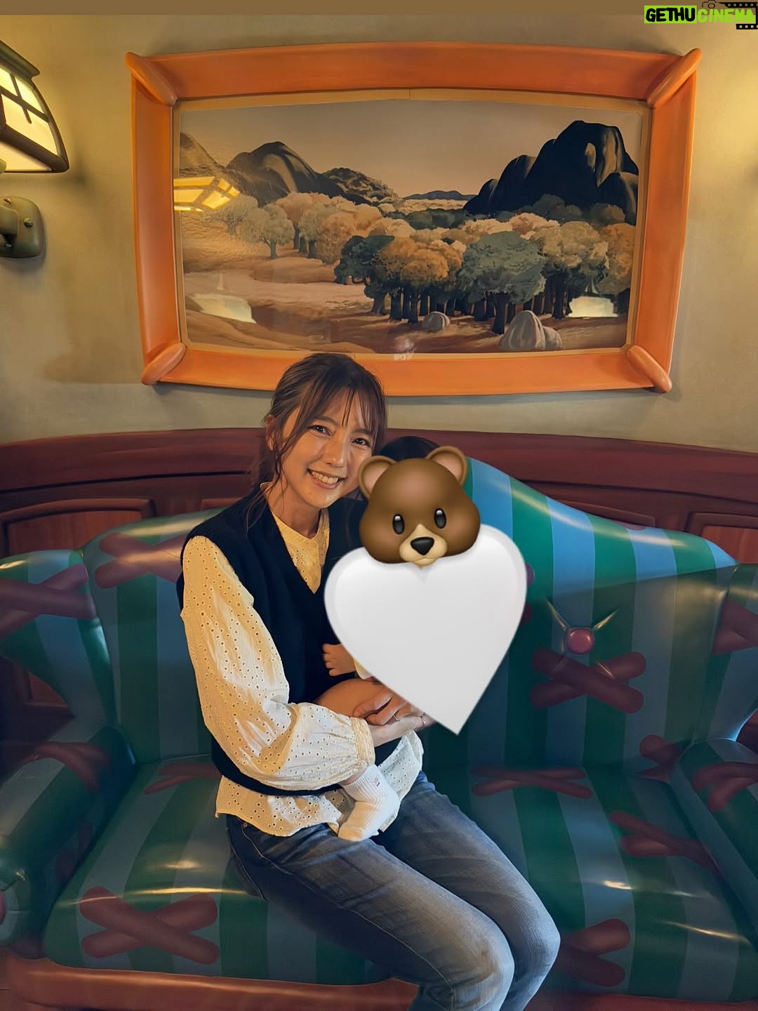 Erina Mano - 27K Likes - 先月家族でお泊まりディズニーに行ったら
👶🏻がキャラクターを見つけては指さしたり
音楽に合わせて手を振ったりと楽しそうな姿をたくさん見ることができたから
夫がお休みの日じゃなくても2人で行っちゃおうかな〜🤭　って考え始めちゃって・・・
つい先日、本当に2人で行ってきちゃいました🏰🎈
.
.
一番の目的はミッキーとミニーに会いに行くこと🎀
どちらも40分待ちくらいで会うことができて
今回はびっくりして泣くこともなくバイバイできて
ミッキーもミニーもすごく優しくしてくれて嬉しかった〜❤️🤍
ミッキーの家で並んでいるときに後ろにいたファミリーの方が
「写真撮りましょうか？😊」と声をかけてくれてこともとっても嬉しかった😭✨(写真3枚目)
.
.
お昼の離乳食はトゥーンタウンにあるベビーセンターで🍽️
ベビーチェアに座って持ってきたベビーフードを食べながら
隣の子と顔を見合わせる瞬間があったりして
なんだかとっても微笑ましい空間でした🤭
離乳食を終えたら寝ちゃったので私のお昼ご飯タイム突入！
そのままトゥーンタウンで食べようかな〜と思っていたら
ちょうどパレードが通るタイミングで
👶🏻の寝顔とパレードを見ながら1人でのんびりチキンパオを食べてる時間が
今までにはなかったディズニーでの時間でなんだか感慨深かったな〜💭✨
.
.
お昼寝から起きたらまたシンデレラ城の辺りに戻って
花壇の周りを一緒に歩いてみたり
フォトキーのカメラマンさんを見つけたから
バルーンを持っているように見える写真を撮ってもらったり🎈
先月来た時に食べ忘れたメイプルパンプキンチュロスもしっかり食べて🎃
帰り際にラプンツェルやピグレット、ラビットとグリーティングもできました💜
滞在時間は5時間ないくらいだったけど
初めての2人でのディズニーランドはとっても楽しくて充実した時間を過ごせました🫧
.
.
今まではお出かけは夫が休みの日がほとんどだったけど
よく動くようになっていろいろな物に興味を持つようになってきたから
お家時間ばかりじゃなくて2人でもお出かけしてみようって思いました😌
まだまだ寝不足になる日や離乳食で悩んだりする時もあるけど
こうして一緒に過ごせる今を大切にしないとですね！✨
#ディズニーランド
#1歳3ヶ月
#親子ディズニー 
#楽しかった
#お出かけ
#また行きたい
