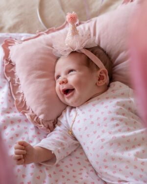 Eugenia Lemos Instagram - 1 mes del amor más puro 💞

Foto 1, 2 y 3 : Alegra ama los globos 🎈🤭
Foto 4 y 5 : siempre brazos de Mami y Papi 💖
Foto 7: quiero hablar 🤭
Foto 8: Tetita y Mami 💞
Foto 9: siestita con Papi🩵
Foto 10: quede 😴 de tanto celebrar
Foto 12: si 🤭 soy muy hambrienta 🤭
Foto 13: soy muy curiosa 🤭 me gusta levantar la cabecita para ver todo 🤭

P/D: Alegra nos tiene perdidamente enamorados, los días están llenos de ruiditos tiernos y olor a felicidad. Gracias hijita por permitirnos conocer este amor inmenso 🥹

Feliz primer mes de vida 🥹💖 
Te Amamos

🎈 mis globitos bellos @rbm_productions