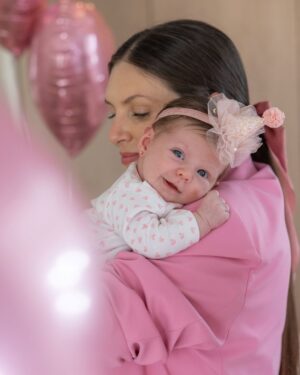 Eugenia Lemos Instagram - 1 mes del amor más puro 💞

Foto 1, 2 y 3 : Alegra ama los globos 🎈🤭
Foto 4 y 5 : siempre brazos de Mami y Papi 💖
Foto 7: quiero hablar 🤭
Foto 8: Tetita y Mami 💞
Foto 9: siestita con Papi🩵
Foto 10: quede 😴 de tanto celebrar
Foto 12: si 🤭 soy muy hambrienta 🤭
Foto 13: soy muy curiosa 🤭 me gusta levantar la cabecita para ver todo 🤭

P/D: Alegra nos tiene perdidamente enamorados, los días están llenos de ruiditos tiernos y olor a felicidad. Gracias hijita por permitirnos conocer este amor inmenso 🥹

Feliz primer mes de vida 🥹💖 
Te Amamos

🎈 mis globitos bellos @rbm_productions