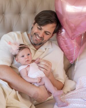 Eugenia Lemos Instagram - 1 mes del amor más puro 💞

Foto 1, 2 y 3 : Alegra ama los globos 🎈🤭
Foto 4 y 5 : siempre brazos de Mami y Papi 💖
Foto 7: quiero hablar 🤭
Foto 8: Tetita y Mami 💞
Foto 9: siestita con Papi🩵
Foto 10: quede 😴 de tanto celebrar
Foto 12: si 🤭 soy muy hambrienta 🤭
Foto 13: soy muy curiosa 🤭 me gusta levantar la cabecita para ver todo 🤭

P/D: Alegra nos tiene perdidamente enamorados, los días están llenos de ruiditos tiernos y olor a felicidad. Gracias hijita por permitirnos conocer este amor inmenso 🥹

Feliz primer mes de vida 🥹💖 
Te Amamos

🎈 mis globitos bellos @rbm_productions