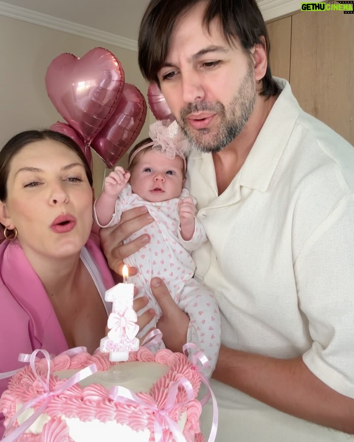Eugenia Lemos - 71.3K Likes - 1 mes del amor más puro 💞

Foto 1, 2 y 3 : Alegra ama los globos 🎈🤭
Foto 4 y 5 : siempre brazos de Mami y Papi 💖
Foto 7: quiero hablar 🤭
Foto 8: Tetita y Mami 💞
Foto 9: siestita con Papi🩵
Foto 10: quede 😴 de tanto celebrar
Foto 12: si 🤭 soy muy hambrienta 🤭
Foto 13: soy muy curiosa 🤭 me gusta levantar la cabecita para ver todo 🤭

P/D: Alegra nos tiene perdidamente enamorados, los días están llenos de ruiditos tiernos y olor a felicidad. Gracias hijita por permitirnos conocer este amor inmenso 🥹

Feliz primer mes de vida 🥹💖 
Te Amamos

🎈 mis globitos bellos @rbm_productions