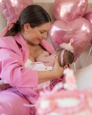 Eugenia Lemos Instagram - 1 mes del amor más puro 💞

Foto 1, 2 y 3 : Alegra ama los globos 🎈🤭
Foto 4 y 5 : siempre brazos de Mami y Papi 💖
Foto 7: quiero hablar 🤭
Foto 8: Tetita y Mami 💞
Foto 9: siestita con Papi🩵
Foto 10: quede 😴 de tanto celebrar
Foto 12: si 🤭 soy muy hambrienta 🤭
Foto 13: soy muy curiosa 🤭 me gusta levantar la cabecita para ver todo 🤭

P/D: Alegra nos tiene perdidamente enamorados, los días están llenos de ruiditos tiernos y olor a felicidad. Gracias hijita por permitirnos conocer este amor inmenso 🥹

Feliz primer mes de vida 🥹💖 
Te Amamos

🎈 mis globitos bellos @rbm_productions