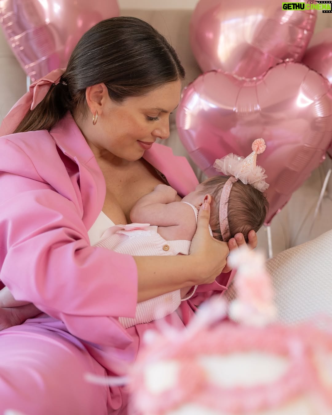 Eugenia Lemos - 71.3K Likes - 1 mes del amor más puro 💞

Foto 1, 2 y 3 : Alegra ama los globos 🎈🤭
Foto 4 y 5 : siempre brazos de Mami y Papi 💖
Foto 7: quiero hablar 🤭
Foto 8: Tetita y Mami 💞
Foto 9: siestita con Papi🩵
Foto 10: quede 😴 de tanto celebrar
Foto 12: si 🤭 soy muy hambrienta 🤭
Foto 13: soy muy curiosa 🤭 me gusta levantar la cabecita para ver todo 🤭

P/D: Alegra nos tiene perdidamente enamorados, los días están llenos de ruiditos tiernos y olor a felicidad. Gracias hijita por permitirnos conocer este amor inmenso 🥹

Feliz primer mes de vida 🥹💖 
Te Amamos

🎈 mis globitos bellos @rbm_productions