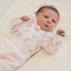 Eugenia Lemos Instagram - Bienvenida Alegra 💕

La felicidad máxima de nuestras vidas 🥹 

Llegaste este 28 de septiembre para cambiarlo todo y llenarnos del amor más puro. Te amamos hija 🥹