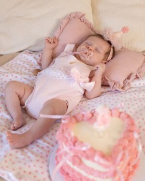 Eugenia Lemos Instagram - 1 mes del amor más puro 💞

Foto 1, 2 y 3 : Alegra ama los globos 🎈🤭
Foto 4 y 5 : siempre brazos de Mami y Papi 💖
Foto 7: quiero hablar 🤭
Foto 8: Tetita y Mami 💞
Foto 9: siestita con Papi🩵
Foto 10: quede 😴 de tanto celebrar
Foto 12: si 🤭 soy muy hambrienta 🤭
Foto 13: soy muy curiosa 🤭 me gusta levantar la cabecita para ver todo 🤭

P/D: Alegra nos tiene perdidamente enamorados, los días están llenos de ruiditos tiernos y olor a felicidad. Gracias hijita por permitirnos conocer este amor inmenso 🥹

Feliz primer mes de vida 🥹💖 
Te Amamos

🎈 mis globitos bellos @rbm_productions