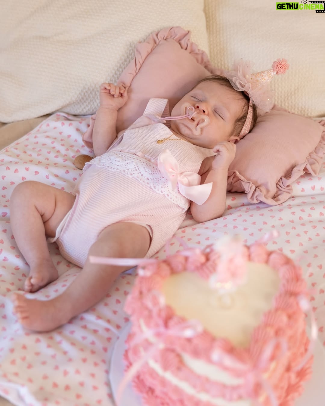 Eugenia Lemos - 71.3K Likes - 1 mes del amor más puro 💞

Foto 1, 2 y 3 : Alegra ama los globos 🎈🤭
Foto 4 y 5 : siempre brazos de Mami y Papi 💖
Foto 7: quiero hablar 🤭
Foto 8: Tetita y Mami 💞
Foto 9: siestita con Papi🩵
Foto 10: quede 😴 de tanto celebrar
Foto 12: si 🤭 soy muy hambrienta 🤭
Foto 13: soy muy curiosa 🤭 me gusta levantar la cabecita para ver todo 🤭

P/D: Alegra nos tiene perdidamente enamorados, los días están llenos de ruiditos tiernos y olor a felicidad. Gracias hijita por permitirnos conocer este amor inmenso 🥹

Feliz primer mes de vida 🥹💖 
Te Amamos

🎈 mis globitos bellos @rbm_productions