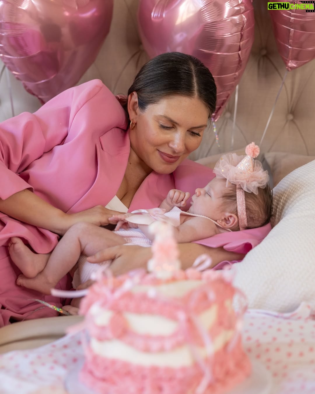 Eugenia Lemos - 71.3K Likes - 1 mes del amor más puro 💞

Foto 1, 2 y 3 : Alegra ama los globos 🎈🤭
Foto 4 y 5 : siempre brazos de Mami y Papi 💖
Foto 7: quiero hablar 🤭
Foto 8: Tetita y Mami 💞
Foto 9: siestita con Papi🩵
Foto 10: quede 😴 de tanto celebrar
Foto 12: si 🤭 soy muy hambrienta 🤭
Foto 13: soy muy curiosa 🤭 me gusta levantar la cabecita para ver todo 🤭

P/D: Alegra nos tiene perdidamente enamorados, los días están llenos de ruiditos tiernos y olor a felicidad. Gracias hijita por permitirnos conocer este amor inmenso 🥹

Feliz primer mes de vida 🥹💖 
Te Amamos

🎈 mis globitos bellos @rbm_productions