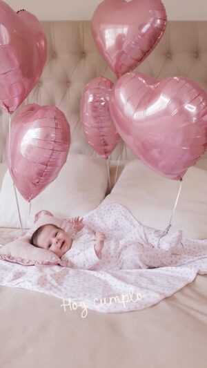 Eugenia Lemos Instagram - 1 mes del amor más puro 💞

Alegra nos tiene perdidamente enamorados, los días están llenos de ruiditos tiernos y olor a felicidad. Gracias hijita por permitirnos conocer este amor inmenso 🥹

Feliz primer mes de vida 🥹💖 
Te Amamos

🎈 mis globitos bellos @rbm_productions