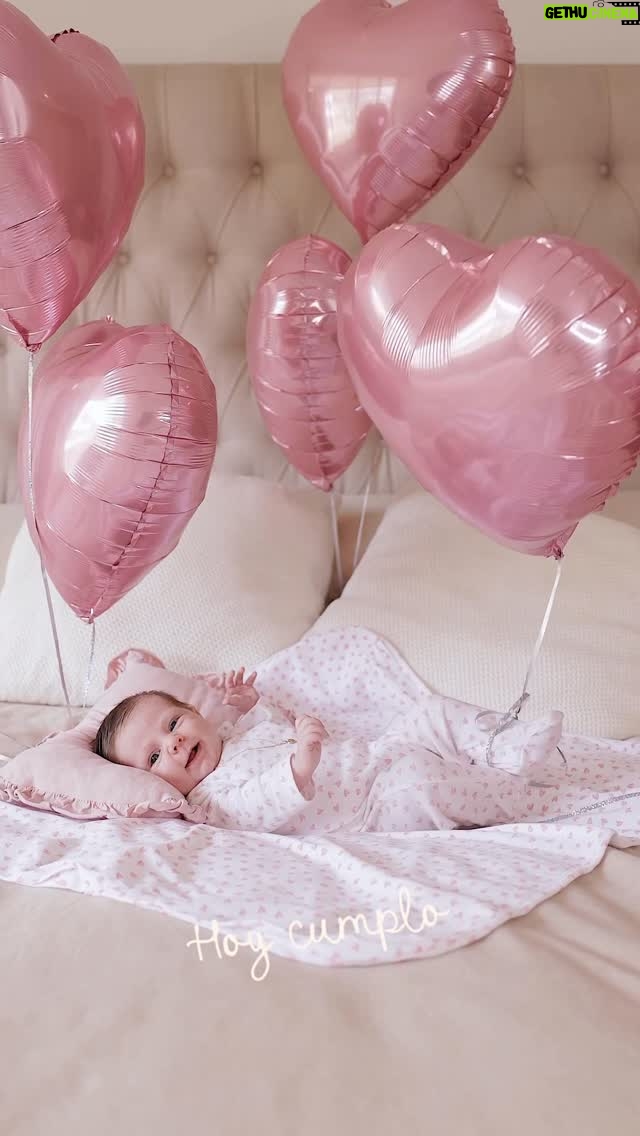 Eugenia Lemos - 33.9K Likes - 1 mes del amor más puro 💞

Alegra nos tiene perdidamente enamorados, los días están llenos de ruiditos tiernos y olor a felicidad. Gracias hijita por permitirnos conocer este amor inmenso 🥹

Feliz primer mes de vida 🥹💖 
Te Amamos

🎈 mis globitos bellos @rbm_productions