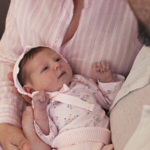 Eugenia Lemos Instagram - Bienvenida Alegra 💕

La felicidad máxima de nuestras vidas 🥹 

Llegaste este 28 de septiembre para cambiarlo todo y llenarnos del amor más puro. Te amamos hija 🥹