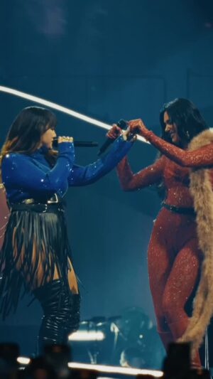 Ewa Farna Instagram - Dneska @dualipa postovala cely tento pribeh vcetne videi a spolecne fotky u sebe na sitich. 🙀😳
Uz treti den dostavam dopaminovou sadu.😆
Mam pocit, ze tenhle pribeh rezonuje, protoze v tom vidime, ze i nam lidem z male republiky, kde si tak obecne moc neverime se muze stat “dotknuti se” velkeho sveta.🙌🏻
Ja jsem jenom mela stesti, ze se to mohlo odehrat “skrze me”.😭
Dua Lipa udelala girl power rozhodnuti a velky precedens, protoze vzit do sve show lokalniho interpreta, navic ne na svou pisnicku, ale na jeho, v jeho jazyce, je naprosty unikat👑
Musela se to naucit, cele.
Venovala tomu to nejcennejsi, co kazdemu z nas chybi. ČAS. 🕰️
Neni to plneni snu, ja si nic takoveho ani netroufala snit. Jen je neuveritelne, ze nekdy realita muze byt odvaznejsi a jeste lepsi nez sny. A to je proste top message❤️
PL🇵🇱
Dzisiaj @dualipa opublikowała całą historię, w tym filmiki i wspólne zdjęcie na swoich socialach. 🙀😳
Jestem trzeci dzień na dopaminowym haju😆
Czuję, że ta historia rezonuje, ponieważ pokazuje, że nawet my, ludzie ze względnie małego kraju, gdzie generalnie nie wierzymy w siebie za bardzo, mamy szanse na “dotknięcie” wielkiego świata.🙌🏻
A ja miałam po prostu szczęście, że mogło się to wydarzyć ”na moim przykładzie”😭
Dua Lipa podjęła girl power decyzję i zrobiła precedens, ponieważ zabranie lokalnego wykonawcy na swoją scenę, nawet nie na swoją piosenkę, ale na jego, w jego języku, jest całkowicie wyjątkowe👑
Musiała się tego nauczyć.
Poświęciła temu najcenniejszą rzecz, której każdemu z nas brakuje. CZAS. 🕰️
Tu nie chodzi o spełnienie marzeń, nawet nie pozwoliłabym sobie marzyć. To po prostu niesamowite, że czasem rzeczywistość może być bardziej odważna, a nawet lepsza niż marzenia. A to jest zajebisty przekaz.❤️
📹 by @highbazed @adamdebourne
#dualipa #ewafarna #naostrinoze #naostrzu