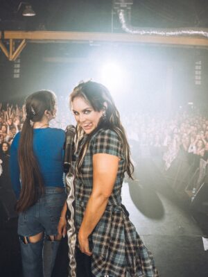 Ewa Farna Instagram - LÓDŹ & WROCŁAW❤️🔥🙀
Nie moge no. Rozwalacie mnie. Dajecie tyle wsparcia i energii. Staramy sie dorownac🥵😍🫶. Dziekuje z calego! Jutro wlaczajcie @dziendobrytvn a wieczorem koncert w WARSZAWIE! Ehm, sold out again😭🙏🏼
#ewafarna #trasakoncertowa #niemalipy