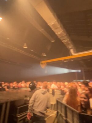 Ewa Farna Instagram - LÓDŹ & WROCŁAW❤️🔥🙀
Nie moge no. Rozwalacie mnie. Dajecie tyle wsparcia i energii. Staramy sie dorownac🥵😍🫶. Dziekuje z calego! Jutro wlaczajcie @dziendobrytvn a wieczorem koncert w WARSZAWIE! Ehm, sold out again😭🙏🏼
#ewafarna #trasakoncertowa #niemalipy