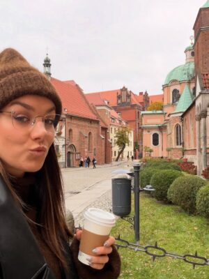 Ewa Farna Instagram - LÓDŹ & WROCŁAW❤️🔥🙀
Nie moge no. Rozwalacie mnie. Dajecie tyle wsparcia i energii. Staramy sie dorownac🥵😍🫶. Dziekuje z calego! Jutro wlaczajcie @dziendobrytvn a wieczorem koncert w WARSZAWIE! Ehm, sold out again😭🙏🏼
#ewafarna #trasakoncertowa #niemalipy
