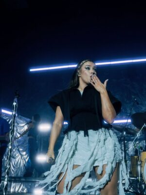 Ewa Farna Instagram - LÓDŹ & WROCŁAW❤️🔥🙀
Nie moge no. Rozwalacie mnie. Dajecie tyle wsparcia i energii. Staramy sie dorownac🥵😍🫶. Dziekuje z calego! Jutro wlaczajcie @dziendobrytvn a wieczorem koncert w WARSZAWIE! Ehm, sold out again😭🙏🏼
#ewafarna #trasakoncertowa #niemalipy
