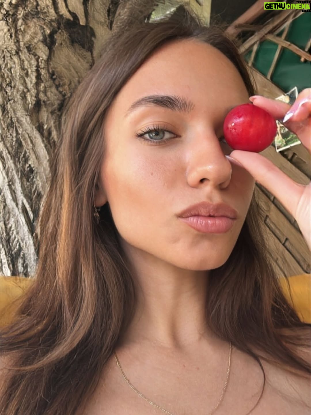 Eylül Tumbar - 102.4K Likes - mixed nuts