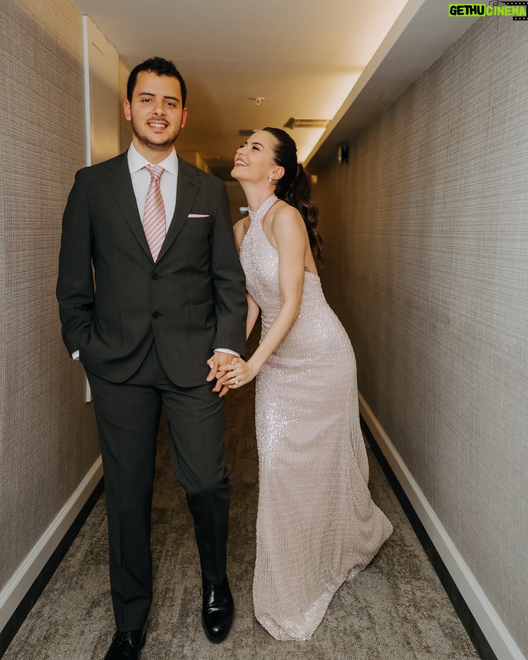 Ezgi Şenler - 51.1K Likes - 19.04.2025 💍 Bu harika nişanımızda yanımızda olan muhteşem insanlara ne kadar teşekkür etsem az kalır ! 
Başta bizi ağırlayan @limakambassadore ailesine, hayallerimden öte süslemeleriyle canım @sakorganizasyon ailesine,saç ve makyajda sihirli elleriyle yanımda olan @redwhitekuafor_merkez  @milaybasata @ali_burkay3344 ‘e ,bu anları ölümsüzleştiren muhteşem gözü olan canım arkadaşım @kubrabayramoglu iyi ki varsın. Nişan hediyelerimi yapan bitanem @emelekin ve  @amelies.collection ‘a ne kadar minnetarım anlatamam. Menülerimi hazırlayan kuzenim bebeğim @aleys.co!!!! Mükemmel elbisemi 10 günde hazırlayan bitanem @nilevgar 💋💋 Ve yanımızda olan ailelerimiz ve dostlarımıza çooook teşekkür ederiz. Siz olmasaydınız olmazdı. Hepinizi çook seviyoruz 💋🎀❤️