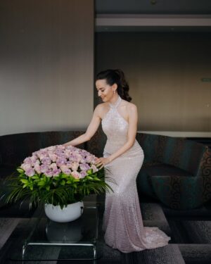 Ezgi Şenler Instagram - 19.04.2025 💍 Bu harika nişanımızda yanımızda olan muhteşem insanlara ne kadar teşekkür etsem az kalır ! 
Başta bizi ağırlayan @limakambassadore ailesine, hayallerimden öte süslemeleriyle canım @sakorganizasyon ailesine,saç ve makyajda sihirli elleriyle yanımda olan @redwhitekuafor_merkez  @milaybasata @ali_burkay3344 ‘e ,bu anları ölümsüzleştiren muhteşem gözü olan canım arkadaşım @kubrabayramoglu iyi ki varsın. Nişan hediyelerimi yapan bitanem @emelekin ve  @amelies.collection ‘a ne kadar minnetarım anlatamam. Menülerimi hazırlayan kuzenim bebeğim @aleys.co!!!! Mükemmel elbisemi 10 günde hazırlayan bitanem @nilevgar 💋💋 Ve yanımızda olan ailelerimiz ve dostlarımıza çooook teşekkür ederiz. Siz olmasaydınız olmazdı. Hepinizi çook seviyoruz 💋🎀❤️