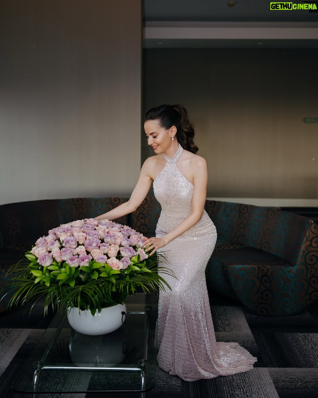 Ezgi Şenler - 51.1K Likes - 19.04.2025 💍 Bu harika nişanımızda yanımızda olan muhteşem insanlara ne kadar teşekkür etsem az kalır ! 
Başta bizi ağırlayan @limakambassadore ailesine, hayallerimden öte süslemeleriyle canım @sakorganizasyon ailesine,saç ve makyajda sihirli elleriyle yanımda olan @redwhitekuafor_merkez  @milaybasata @ali_burkay3344 ‘e ,bu anları ölümsüzleştiren muhteşem gözü olan canım arkadaşım @kubrabayramoglu iyi ki varsın. Nişan hediyelerimi yapan bitanem @emelekin ve  @amelies.collection ‘a ne kadar minnetarım anlatamam. Menülerimi hazırlayan kuzenim bebeğim @aleys.co!!!! Mükemmel elbisemi 10 günde hazırlayan bitanem @nilevgar 💋💋 Ve yanımızda olan ailelerimiz ve dostlarımıza çooook teşekkür ederiz. Siz olmasaydınız olmazdı. Hepinizi çook seviyoruz 💋🎀❤️