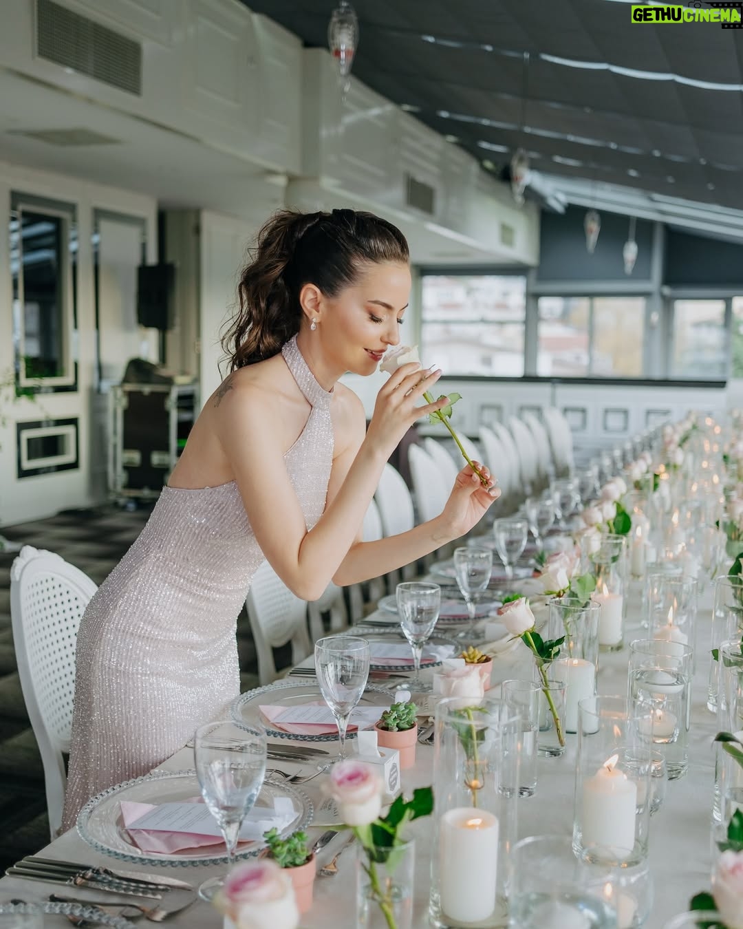 Ezgi Şenler - 51.1K Likes - 19.04.2025 💍 Bu harika nişanımızda yanımızda olan muhteşem insanlara ne kadar teşekkür etsem az kalır ! 
Başta bizi ağırlayan @limakambassadore ailesine, hayallerimden öte süslemeleriyle canım @sakorganizasyon ailesine,saç ve makyajda sihirli elleriyle yanımda olan @redwhitekuafor_merkez  @milaybasata @ali_burkay3344 ‘e ,bu anları ölümsüzleştiren muhteşem gözü olan canım arkadaşım @kubrabayramoglu iyi ki varsın. Nişan hediyelerimi yapan bitanem @emelekin ve  @amelies.collection ‘a ne kadar minnetarım anlatamam. Menülerimi hazırlayan kuzenim bebeğim @aleys.co!!!! Mükemmel elbisemi 10 günde hazırlayan bitanem @nilevgar 💋💋 Ve yanımızda olan ailelerimiz ve dostlarımıza çooook teşekkür ederiz. Siz olmasaydınız olmazdı. Hepinizi çook seviyoruz 💋🎀❤️