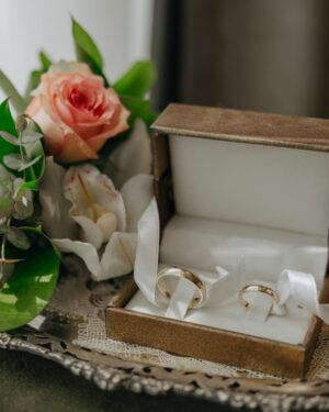 Ezgi Şenler Instagram - 19.04.2025 💍 Bu harika nişanımızda yanımızda olan muhteşem insanlara ne kadar teşekkür etsem az kalır ! 
Başta bizi ağırlayan @limakambassadore ailesine, hayallerimden öte süslemeleriyle canım @sakorganizasyon ailesine,saç ve makyajda sihirli elleriyle yanımda olan @redwhitekuafor_merkez  @milaybasata @ali_burkay3344 ‘e ,bu anları ölümsüzleştiren muhteşem gözü olan canım arkadaşım @kubrabayramoglu iyi ki varsın. Nişan hediyelerimi yapan bitanem @emelekin ve  @amelies.collection ‘a ne kadar minnetarım anlatamam. Menülerimi hazırlayan kuzenim bebeğim @aleys.co!!!! Mükemmel elbisemi 10 günde hazırlayan bitanem @nilevgar 💋💋 Ve yanımızda olan ailelerimiz ve dostlarımıza çooook teşekkür ederiz. Siz olmasaydınız olmazdı. Hepinizi çook seviyoruz 💋🎀❤️