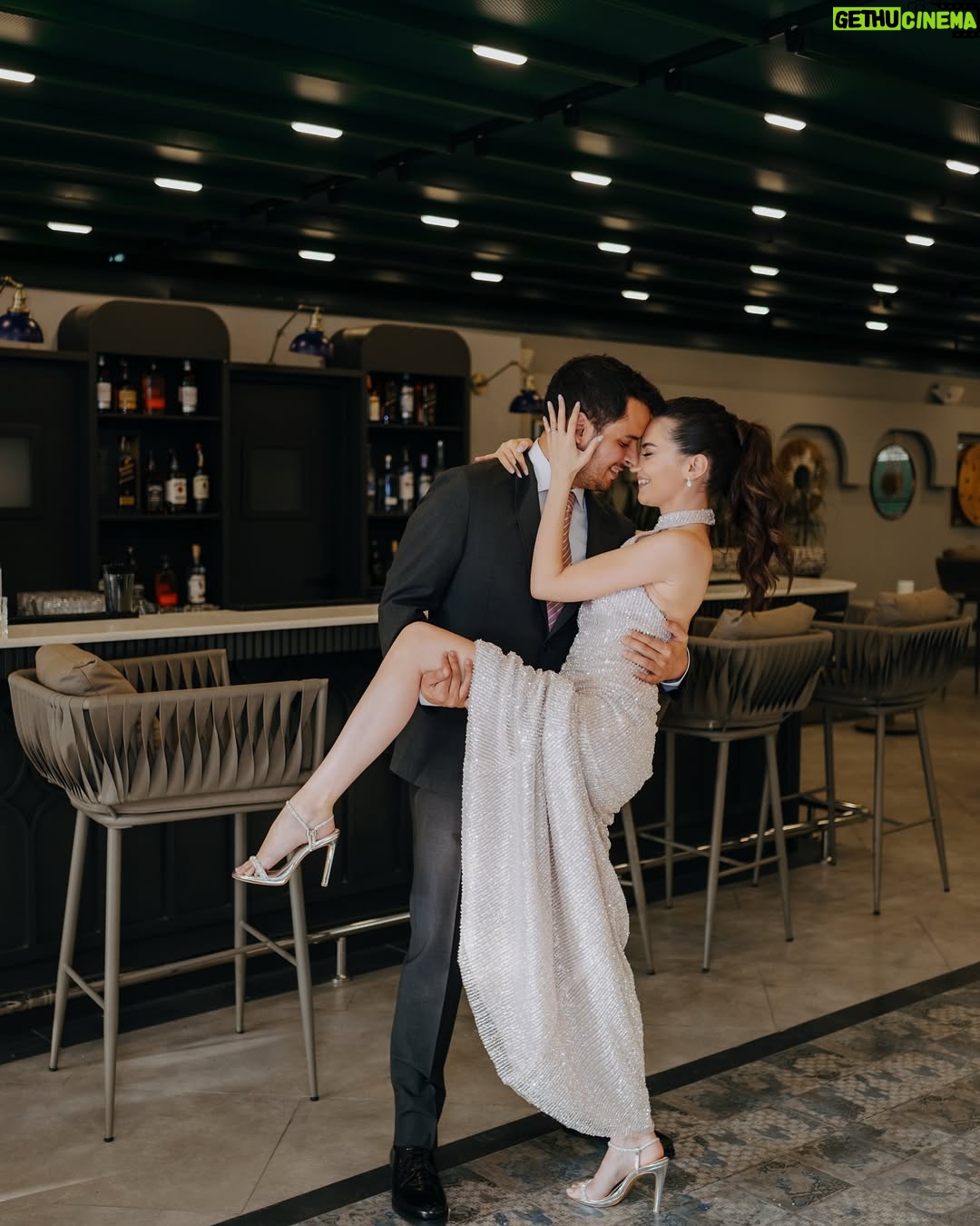 Ezgi Şenler - 51.1K Likes - 19.04.2025 💍 Bu harika nişanımızda yanımızda olan muhteşem insanlara ne kadar teşekkür etsem az kalır ! 
Başta bizi ağırlayan @limakambassadore ailesine, hayallerimden öte süslemeleriyle canım @sakorganizasyon ailesine,saç ve makyajda sihirli elleriyle yanımda olan @redwhitekuafor_merkez  @milaybasata @ali_burkay3344 ‘e ,bu anları ölümsüzleştiren muhteşem gözü olan canım arkadaşım @kubrabayramoglu iyi ki varsın. Nişan hediyelerimi yapan bitanem @emelekin ve  @amelies.collection ‘a ne kadar minnetarım anlatamam. Menülerimi hazırlayan kuzenim bebeğim @aleys.co!!!! Mükemmel elbisemi 10 günde hazırlayan bitanem @nilevgar 💋💋 Ve yanımızda olan ailelerimiz ve dostlarımıza çooook teşekkür ederiz. Siz olmasaydınız olmazdı. Hepinizi çook seviyoruz 💋🎀❤️