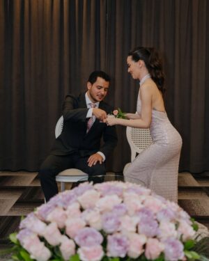 Ezgi Şenler Instagram - 19.04.2025 💍 Bu harika nişanımızda yanımızda olan muhteşem insanlara ne kadar teşekkür etsem az kalır ! 
Başta bizi ağırlayan @limakambassadore ailesine, hayallerimden öte süslemeleriyle canım @sakorganizasyon ailesine,saç ve makyajda sihirli elleriyle yanımda olan @redwhitekuafor_merkez  @milaybasata @ali_burkay3344 ‘e ,bu anları ölümsüzleştiren muhteşem gözü olan canım arkadaşım @kubrabayramoglu iyi ki varsın. Nişan hediyelerimi yapan bitanem @emelekin ve  @amelies.collection ‘a ne kadar minnetarım anlatamam. Menülerimi hazırlayan kuzenim bebeğim @aleys.co!!!! Mükemmel elbisemi 10 günde hazırlayan bitanem @nilevgar 💋💋 Ve yanımızda olan ailelerimiz ve dostlarımıza çooook teşekkür ederiz. Siz olmasaydınız olmazdı. Hepinizi çook seviyoruz 💋🎀❤️