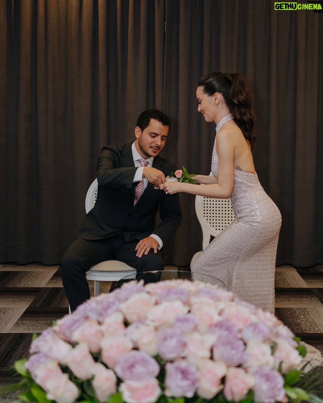 Ezgi Şenler - 51.1K Likes - 19.04.2025 💍 Bu harika nişanımızda yanımızda olan muhteşem insanlara ne kadar teşekkür etsem az kalır ! 
Başta bizi ağırlayan @limakambassadore ailesine, hayallerimden öte süslemeleriyle canım @sakorganizasyon ailesine,saç ve makyajda sihirli elleriyle yanımda olan @redwhitekuafor_merkez  @milaybasata @ali_burkay3344 ‘e ,bu anları ölümsüzleştiren muhteşem gözü olan canım arkadaşım @kubrabayramoglu iyi ki varsın. Nişan hediyelerimi yapan bitanem @emelekin ve  @amelies.collection ‘a ne kadar minnetarım anlatamam. Menülerimi hazırlayan kuzenim bebeğim @aleys.co!!!! Mükemmel elbisemi 10 günde hazırlayan bitanem @nilevgar 💋💋 Ve yanımızda olan ailelerimiz ve dostlarımıza çooook teşekkür ederiz. Siz olmasaydınız olmazdı. Hepinizi çook seviyoruz 💋🎀❤️