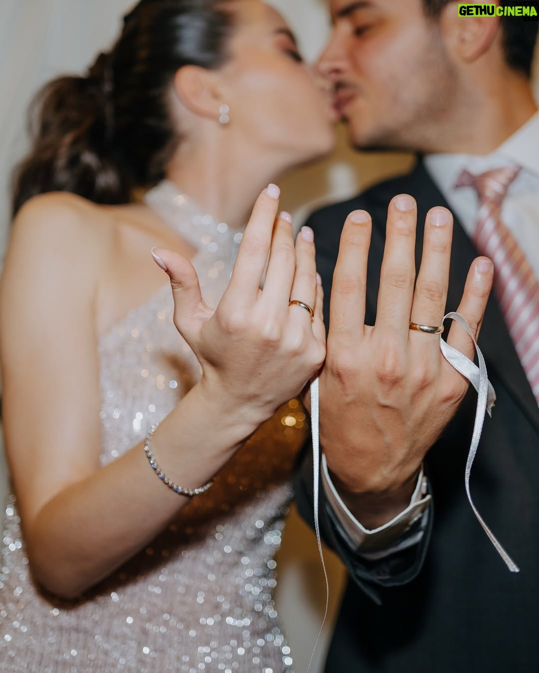Ezgi Şenler - 51.1K Likes - 19.04.2025 💍 Bu harika nişanımızda yanımızda olan muhteşem insanlara ne kadar teşekkür etsem az kalır ! 
Başta bizi ağırlayan @limakambassadore ailesine, hayallerimden öte süslemeleriyle canım @sakorganizasyon ailesine,saç ve makyajda sihirli elleriyle yanımda olan @redwhitekuafor_merkez  @milaybasata @ali_burkay3344 ‘e ,bu anları ölümsüzleştiren muhteşem gözü olan canım arkadaşım @kubrabayramoglu iyi ki varsın. Nişan hediyelerimi yapan bitanem @emelekin ve  @amelies.collection ‘a ne kadar minnetarım anlatamam. Menülerimi hazırlayan kuzenim bebeğim @aleys.co!!!! Mükemmel elbisemi 10 günde hazırlayan bitanem @nilevgar 💋💋 Ve yanımızda olan ailelerimiz ve dostlarımıza çooook teşekkür ederiz. Siz olmasaydınız olmazdı. Hepinizi çook seviyoruz 💋🎀❤️